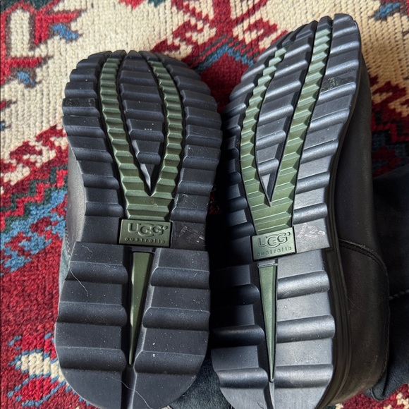 UGG Australia Style 5381 Black Leather/Sheepskin Lines Size 8 Boots - Picture 8 of 8